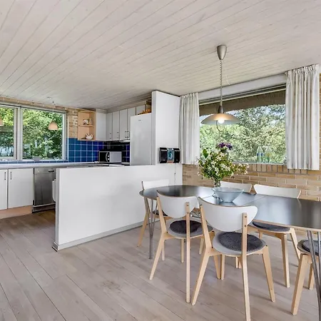 Ellanora - 50m From The Sea By Interhome